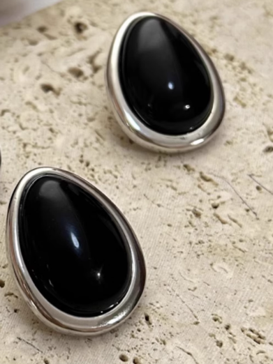 La Lune Noire | Black Agate Oval Stud Earrings